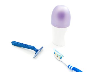 jilet, deodorant ve diş fırçası beyaz