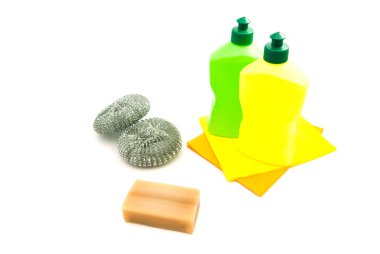 farklı sünger, paçavra, sabun ve iki şişe