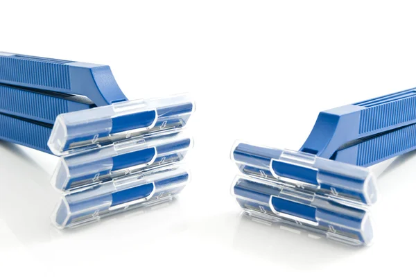 Vijf blauwe kunststof scheerapparaten — Stockfoto