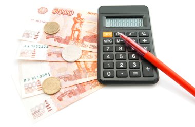 Rus banknotlar, kırmızı kalem, sikke ve hesap makinesi
