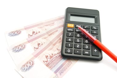 Rus banknotlar, kırmızı kalem ve hesap makinesi