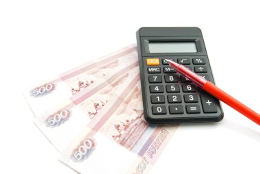 Rus banknotlar, kalem ve hesap makinesi