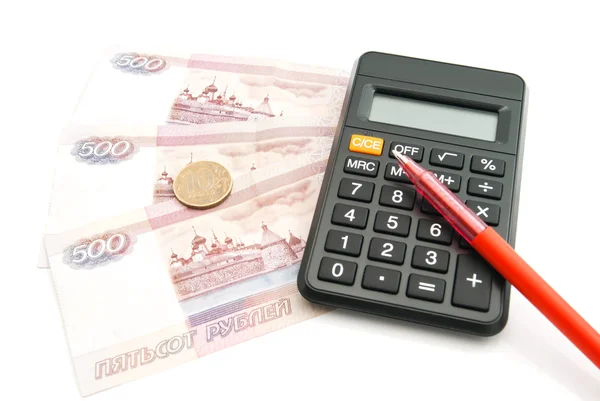 Kalkulačka, pero, bankovky a mince na bílém pozadí — Stock fotografie