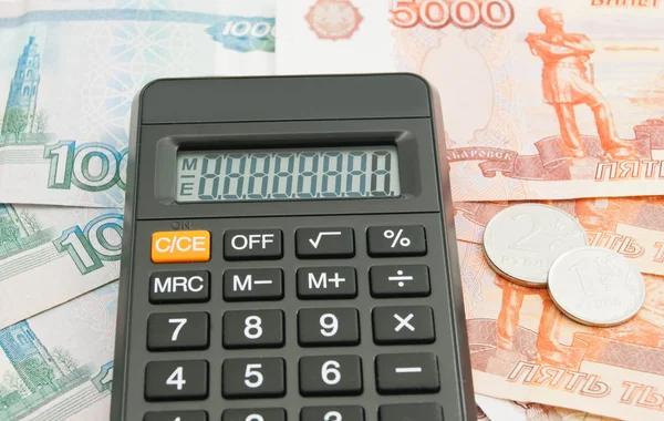 Different Russian banknotes, coins and calculator — Stock Photo, Image