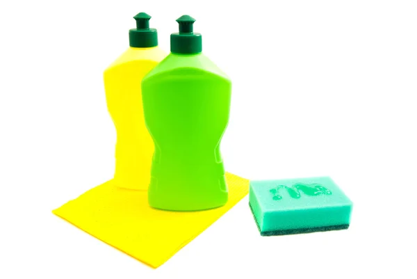 Зеленая губка, тряпка и бутылки — стоковое фото