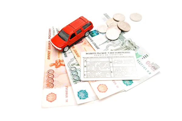 Водительские права, банкноты и красный автомобиль — стоковое фото