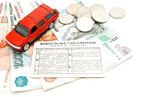Carro vermelho, carta de condução e dinheiro — Fotografia de Stock