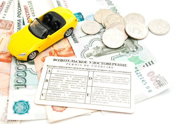 Carro amarelo, carta de condução e dinheiro — Fotografia de Stock