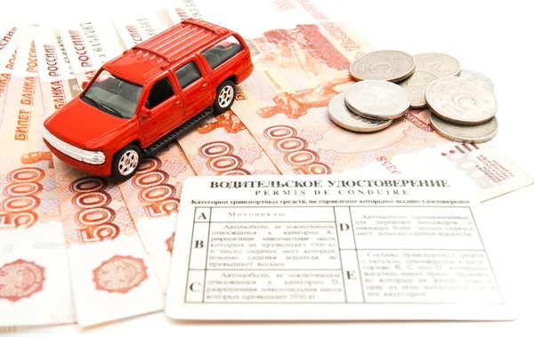Красный автомобиль, водительские права и банкноты — стоковое фото