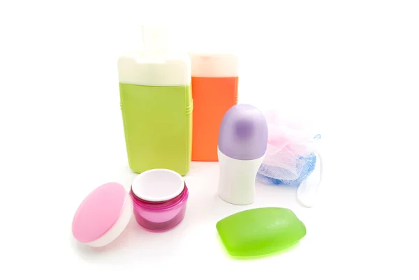 Shampoo e outros produtos de higiene pessoal em branco — Fotografia de Stock