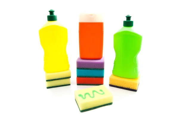 Kolorowe butelki detergentu i gąbki — Zdjęcie stockowe