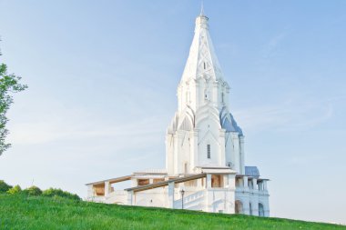 güneşli bir günde yeşil park eski Şapeli