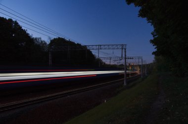 tren rayları geceleri parlak ışıkları