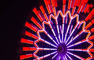 akşam kırmızı dönme dolap