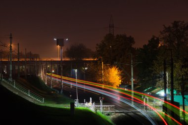 Demiryolu trafiği gece şehirde izler.