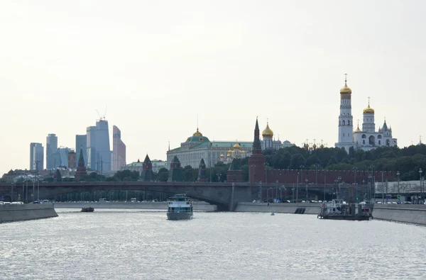 Moskauer Kreml aus dem Fluss — Stockfoto