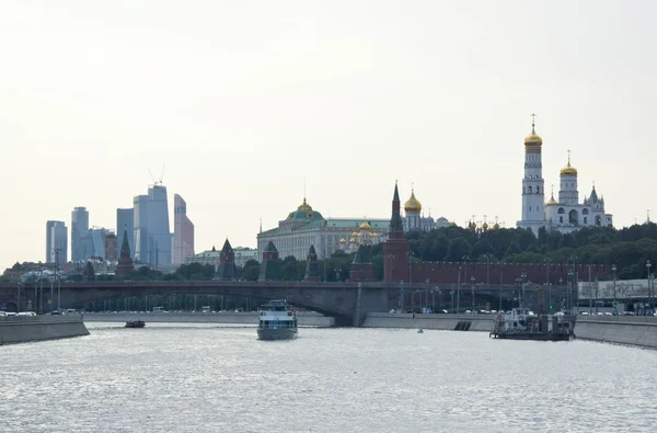 Kremlin de Moscú desde el río —  Fotos de Stock