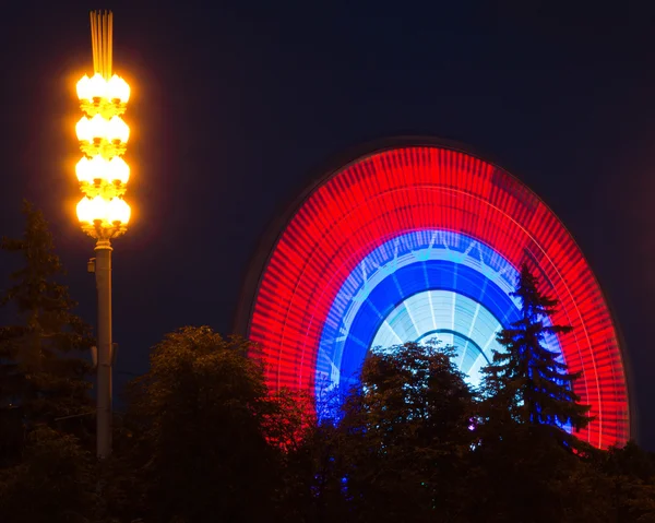 Цветное колесо обозрения в летнем ночном парке — стоковое фото