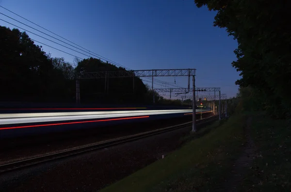 在夜间的火车轨道明亮的灯光 — 图库照片