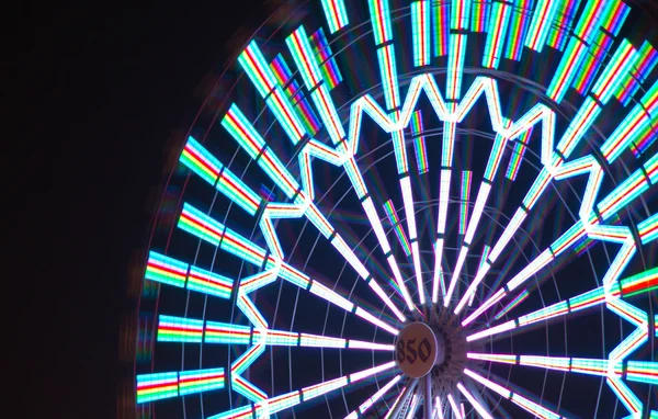 Grande roue colorée dans la soirée — Photo