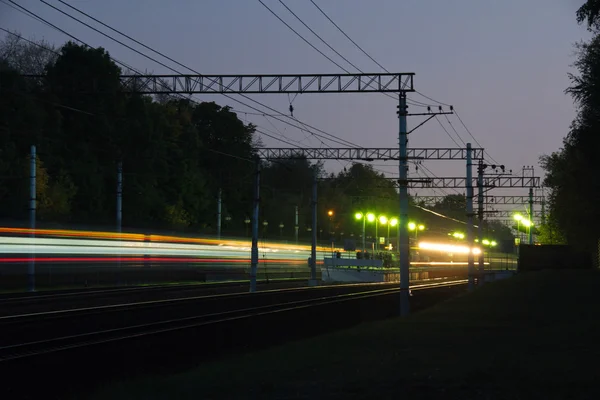 Trein vertrekt vanaf het platform in de avond — Stockfoto