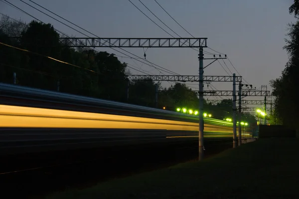 Zug erreicht Bahnsteig des Abends — Stockfoto