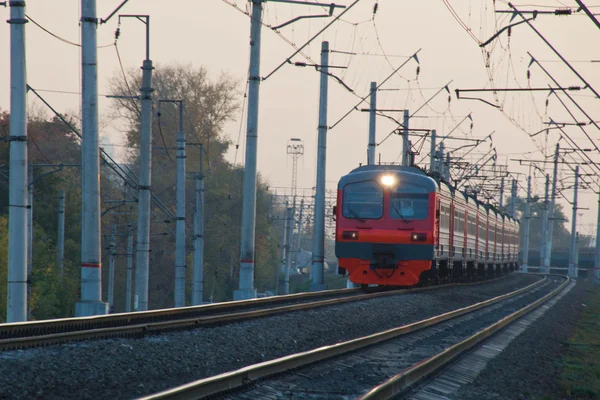 Treinen op rails overdag — Stockfoto