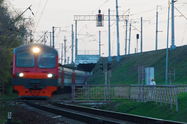 Trein aankomt bij de spoorwegovergang in de middag — Stockfoto