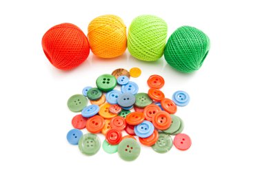 renkli düğmeler ve iplik