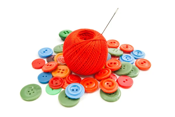 Agulha, botões e bola vermelha de linha — Fotografia de Stock