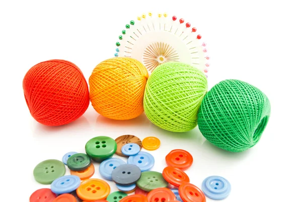 Botões coloridos, emaranhados de rosca e pinos — Fotografia de Stock