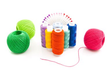 iğne ve iplik farklı makaralar