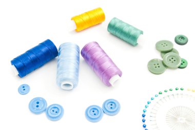 renkli iğne, iplik ve düğmelerinin biriktiricileri