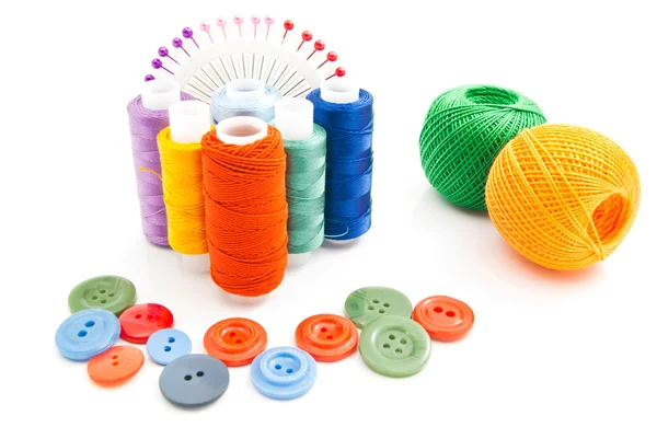 Spoelen van wol, knoppen en gekleurde pennen — Stockfoto