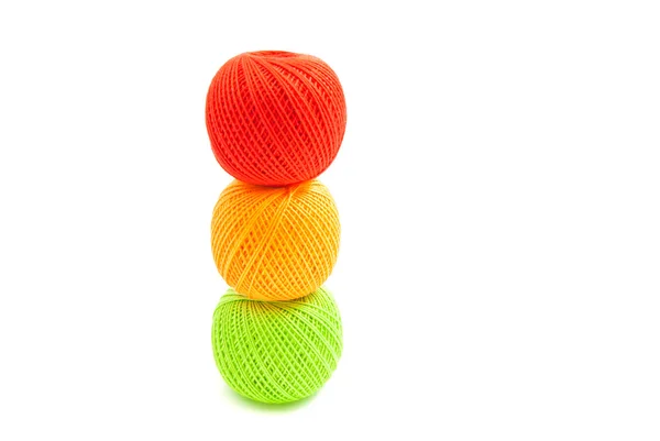 Три кольорові кульки нитки на білому — стокове фото