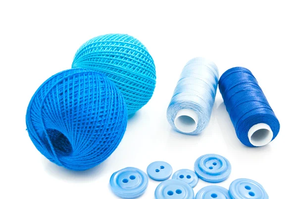 Bobine blu di filo e bottoni di plastica — Foto Stock