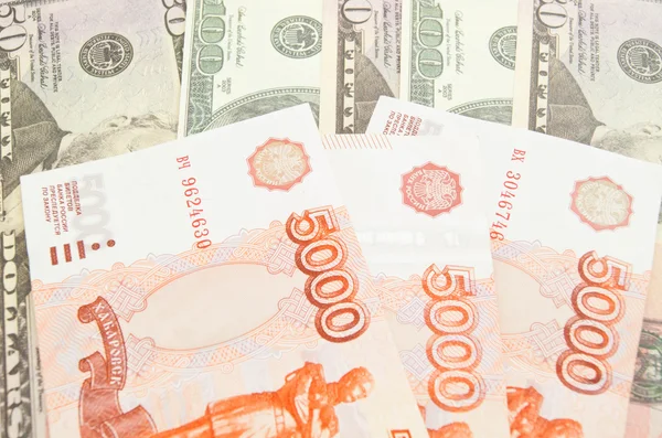 Fünftausend Rubel Banknoten und Dollars — Stockfoto