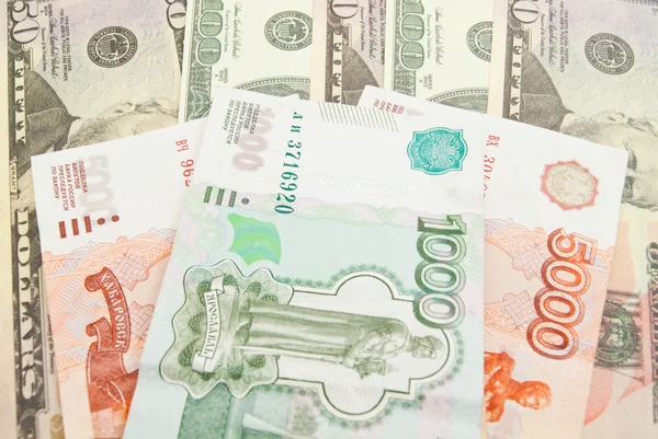 美元债券和几千卢布纸币 — 图库照片