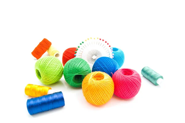 Багато кольорових кульок ниток і штифтів — стокове фото