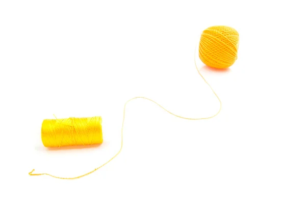Желтые катушки ниток на белом — стоковое фото