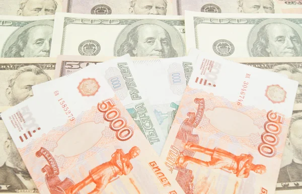 Russische bankbiljetten en dollar biljetten — Stockfoto