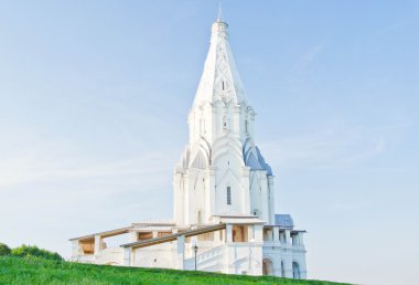 yeşil park güneşli günde eski Şapeli