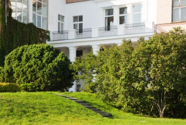 bir Balkonlu bir ev cephe