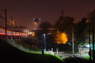 Hareket demiryolu gece şehirde parça.