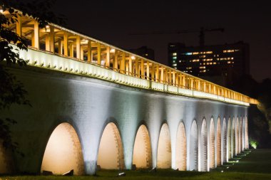 gece beyaz taş su kemeri