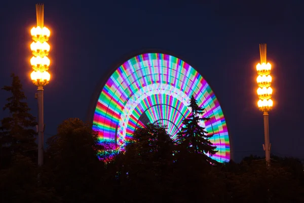 Rueda de colores Ferris en un parque nocturno de verano — Foto de Stock