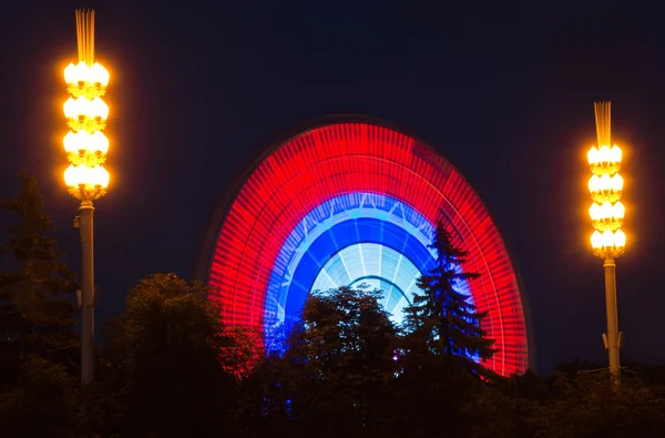 Färgade pariserhjul i sommar kväll park — Stockfoto