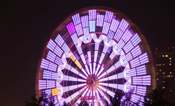 Primer plano de la rueda de la fortuna en el parque nocturno — Foto de Stock