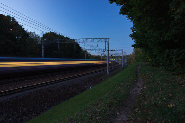 огни железнодорожных путей в вечернее время
