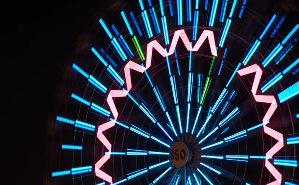 Colorido primer plano de la rueda de la fortuna en la noche de verano — Foto de Stock